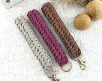 Crochet pattern Wristlet Iris, English US Terms & Swedish