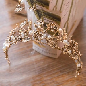 Vintage Gold Perlen Tiara | Wunderliche Elfenkrone | Braut Gold Blumen Tiara | Braut Haarschmuck aus Messing | Abschlussball, Hochzeit, Kostüm Krone