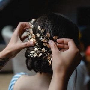 Gold Leaf Hair Crown | Elegant Vine Wreath | Wedding Hairpiece | Golden Bridal Leaf Clip | Boho Headband | Wedding Accessories | Pearl Vine