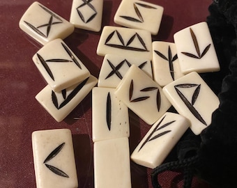 Conjunto de runas del Futhark antiguo: runas de hueso con bolsa de terciopelo negro - Adivinación