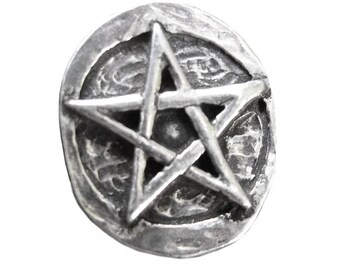 Piedra de bolsillo con pentagrama de peltre: enfoque ritual, piedra mágica