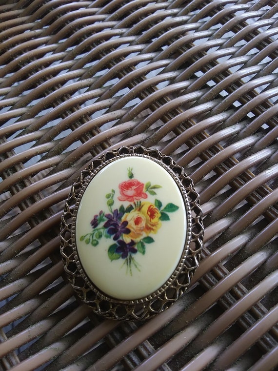Multicolored Oval Flower Brooch with Gold tone Fi… - image 1