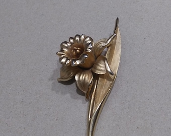 Trifari signed Daffodil Gold Tone Vintage Brooch, Vintage Flower Pin, IGV101