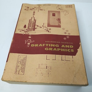 Może przedstawiać: Podręcznik w miękkiej oprawie w kolorze beżowym i bordowym, zatytułowany Engineering-Technical Drafting and Graphics. Okładka zawiera rysunki techniczne części mechanicznych, plan piętra oraz tabelę limitów wymiarowych w calach dla ułamków dziesiętnych.