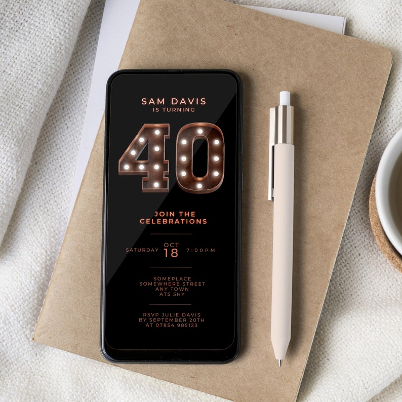Puede incluir: La pantalla de un tel&eacute;fono inteligente negro muestra una invitaci&oacute;n de cumplea&ntilde;os para el cumplea&ntilde;os n&uacute;mero 40 de Sam Davis. La invitaci&oacute;n presenta un gran n&uacute;mero iluminado "40" con acentos de cobre y un fondo negro. El texto dice "Sam Davis cumple 40 a&ntilde;os, &Uacute;nase a las celebraciones, S&aacute;bado 18 de octubre, 7:00 PM, Someplace Somewhere Street, Any Town, ATS SHY, RSVP Julie Davis antes del 20 de septiembre al 07854 985123."