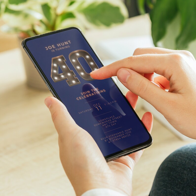 Puede incluir: Un tel&eacute;fono inteligente que muestra una invitaci&oacute;n digital para una fiesta de cumplea&ntilde;os n&uacute;mero 40. La invitaci&oacute;n es azul con detalles dorados y presenta un gran n&uacute;mero "40" con bombillas. El texto dice "Joe Hunt cumple 40. &Uacute;nase a las celebraciones. S&aacute;bado 11 de diciembre, 7:00 PM. Someplace Somewhere Street, Any Town, ATS Shy. RSVP Stephanie Hunt antes del 12 de noviembre al 07854 985123."