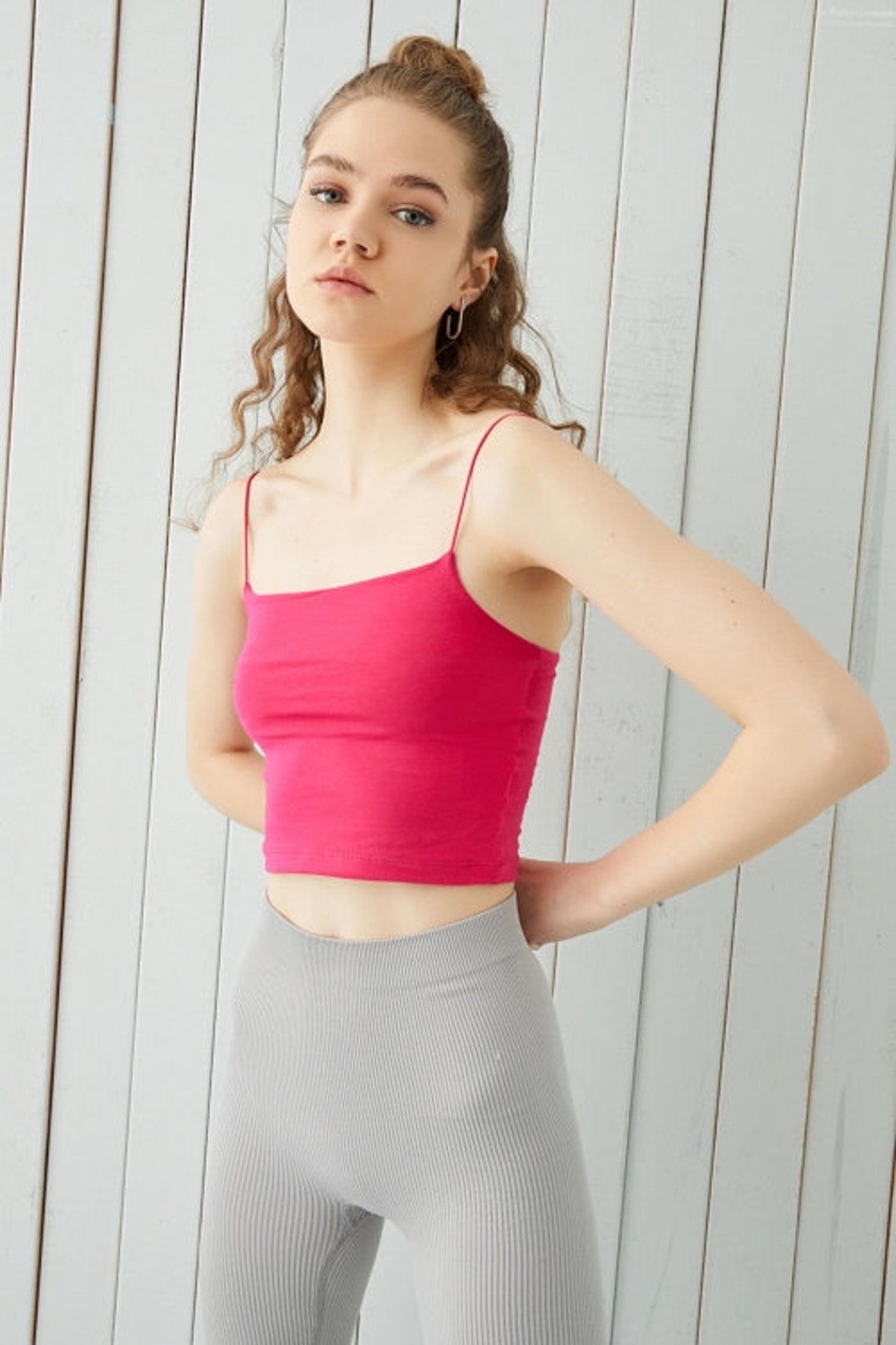 Ensemble coordonné gris en maille côtelée avec crop top et pantalon à jambes larges