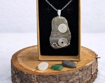 Colgante de piedra caracol lunar: joyería escocesa artesanal de playa.