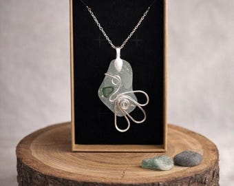 Colgante de cristal marino Roseisle: joyería artesanal de cristal de playa escocés