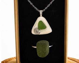 Nuevo colgante y anillo ajustable de cristal marino Findhorn: joyería escocesa de cristal de playa hecha a mano.