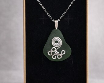 Colgante de vidrio marino Findochty: joyería artesanal de vidrio de playa escocés