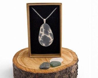 Colgante de piedra relámpago único: joyería artesanal de las playas escocesas.