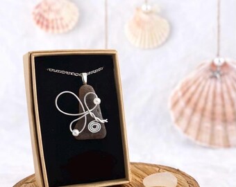 Colgante y anillo ajustable de vidrio marino de New Hopeman: joyería artesanal de vidrio de playa escocés.