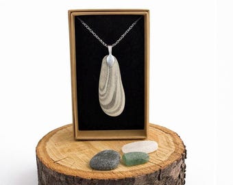 Colgante de piedra de Cove Bay: Joyería escocesa artesanal inspirada en las playas.