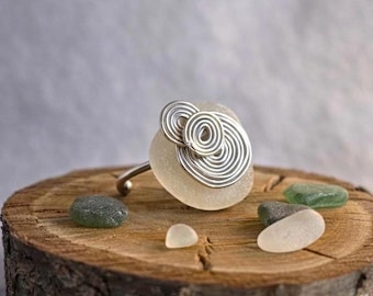 Anillo de cristal marino Portknockie: joyería de playa ajustable