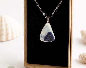 Colgante de cristal marino de Fraserburgh: Joyería escocesa de cristal de playa hecha a mano.