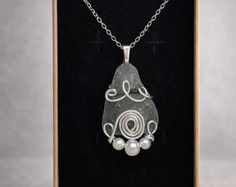 Colgante de cristal marino de la bahía de Spey: joyería artesanal de cristal de playa escocés