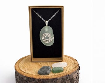 Colgante de cristal marino Cullen Ammomite: Joyería escocesa de cristal de playa hecha a mano