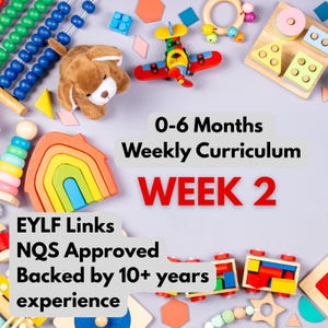 Könnte beinhalten: Eine Anordnung von bunten Babyspielzeugen, darunter ein Regenbogen-Steckspiel, ein Flugzeug und ein Teddybär, auf einem hellgrauen Hintergrund. Der Text lautet "0-6 Months Weekly Curriculum WEEK 2". Zusätzlicher Text: "EYLF Links NQS Approved Backed by 10+ years experience."