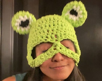 Masque cagoule grenouille au crochet, main levée