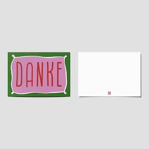Peut inclure: Une carte rectangulaire avec une bordure verte et un centre rose portant le mot DANKE &eacute;crit en lettres rouges. &Agrave; c&ocirc;t&eacute; se trouve une carte blanche unie avec un petit logo rouge au centre en bas. Les deux cartes sont sur un fond neutre.