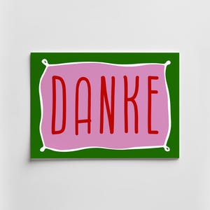 Peut inclure: Une carte de v&oelig;ux rectangulaire avec un fond vert fonc&eacute; et un rectangle rose clair central bord&eacute; de blanc. Le mot DANKE est imprim&eacute; en grandes lettres capitales rouges et grasses au centre du rectangle rose.