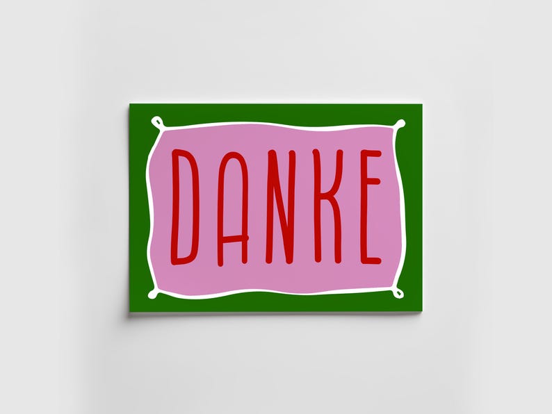 Peut inclure: Une carte de v&oelig;ux rectangulaire avec un fond vert fonc&eacute; et un rectangle rose clair central bord&eacute; de blanc. Le mot DANKE est imprim&eacute; en grandes lettres capitales rouges et grasses au centre du rectangle rose.