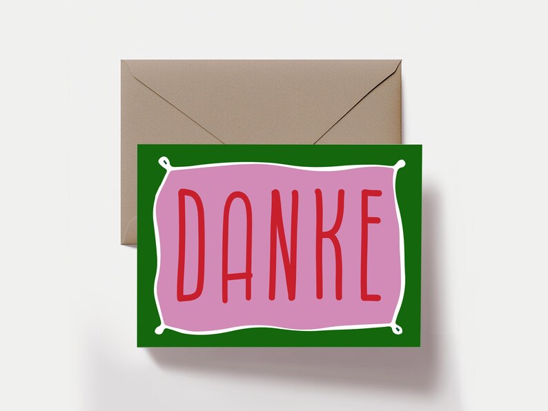 Peut inclure: Une carte de v&oelig;ux rectangulaire avec une bordure vert fonc&eacute; et un rectangle rose central dot&eacute; d'un contour blanc. Le mot DANKE est imprim&eacute; en lettres rouges, capitales et sans empattement au centre. La carte est accompagn&eacute;e d'une enveloppe beige.