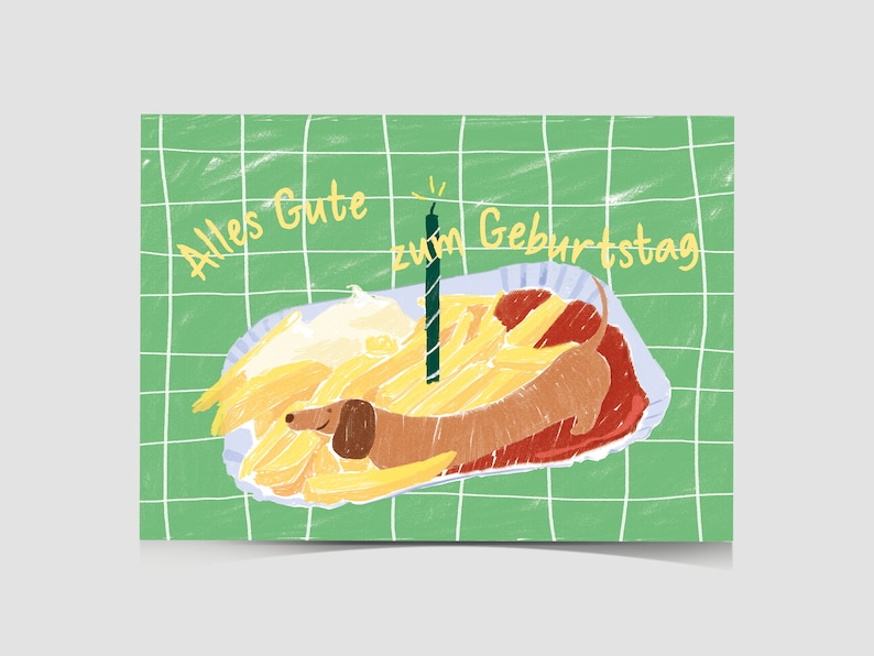 Puede incluir: Una tarjeta de felicitaci&oacute;n rectangular con fondo de cuadr&iacute;cula verde que muestra una ilustraci&oacute;n de un perro salchicha sobre una bandeja de papel con patatas fritas, k&eacute;tchup rojo y mayonesa blanca, con una vela de cumplea&ntilde;os verde y el texto.