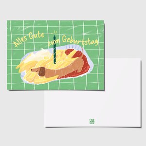 Puede incluir: Una tarjeta de felicitaci&oacute;n rectangular con un fondo de cuadr&iacute;cula verde y un dibujo de un perro salchicha sobre una bandeja de patatas fritas con k&eacute;tchup y mayonesa. Una vela de cumplea&ntilde;os est&aacute; colocada encima. El texto dice Alles Gute zum Geburtstag.