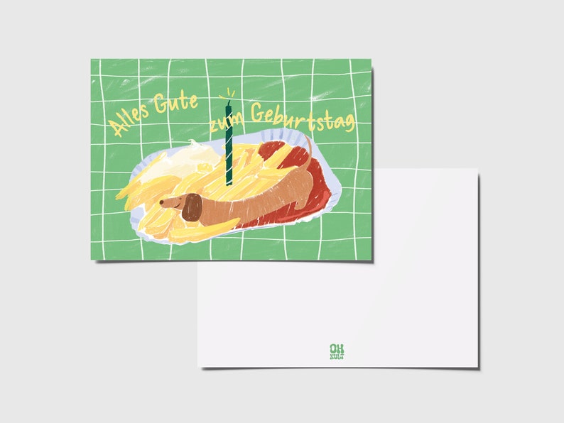 Puede incluir: Una tarjeta de felicitaci&oacute;n rectangular con un fondo de cuadr&iacute;cula verde y un dibujo de un perro salchicha sobre una bandeja de patatas fritas con k&eacute;tchup y mayonesa. Una vela de cumplea&ntilde;os est&aacute; colocada encima. El texto dice Alles Gute zum Geburtstag.