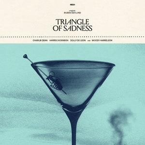 Puede incluir: Un cartel de cine para la película "Triangle of Sadness" dirigida por Ruben Östlund. El cartel presenta una copa de martini con una langosta dentro, una pequeña isla y un barco en la distancia. El título de la película está escrito en letras grandes y en negrita en la parte superior del cartel. Los nombres de los actores se enumeran debajo del título.