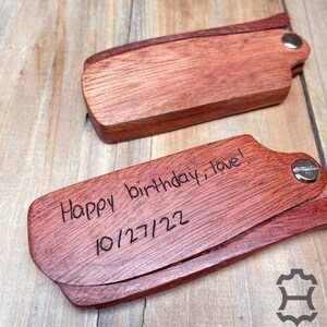 K&ouml;nnte beinhalten: Zwei Holz-Taschenkamm mit dunkel rotbraunem Finish. Der obere Kamm ist geschlossen und der untere Kamm ist offen. Der untere Kamm hat die Gravur "Happy birthday, love! 10/27/22".