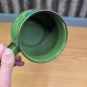 Vtg MacKenzie Childs Camp Green Marble Swirl Enamel Handled Mug 16 oz Retired immagine 7