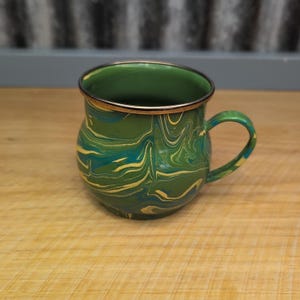 Vtg MacKenzie Childs Camp Green Marble Swirl Enamel Handled Mug 16 oz Retired immagine 3