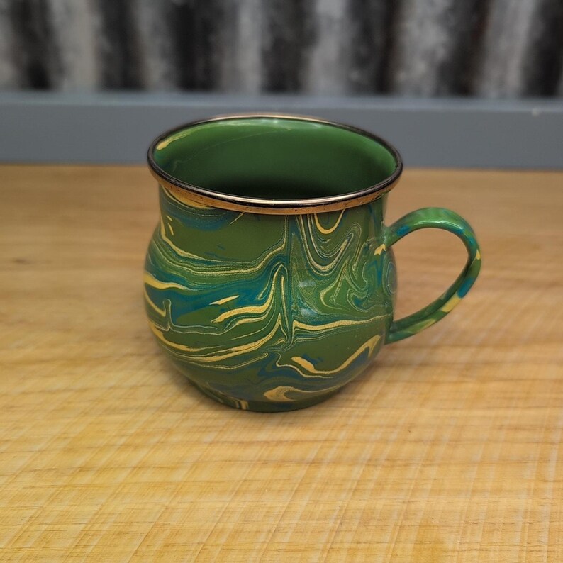 Vtg MacKenzie Childs Camp Green Marble Swirl Enamel Handled Mug 16 oz Retired immagine 3