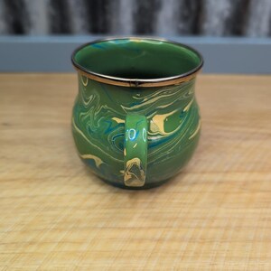 Vtg MacKenzie Childs Camp Green Marble Swirl Enamel Handled Mug 16 oz Retired immagine 2