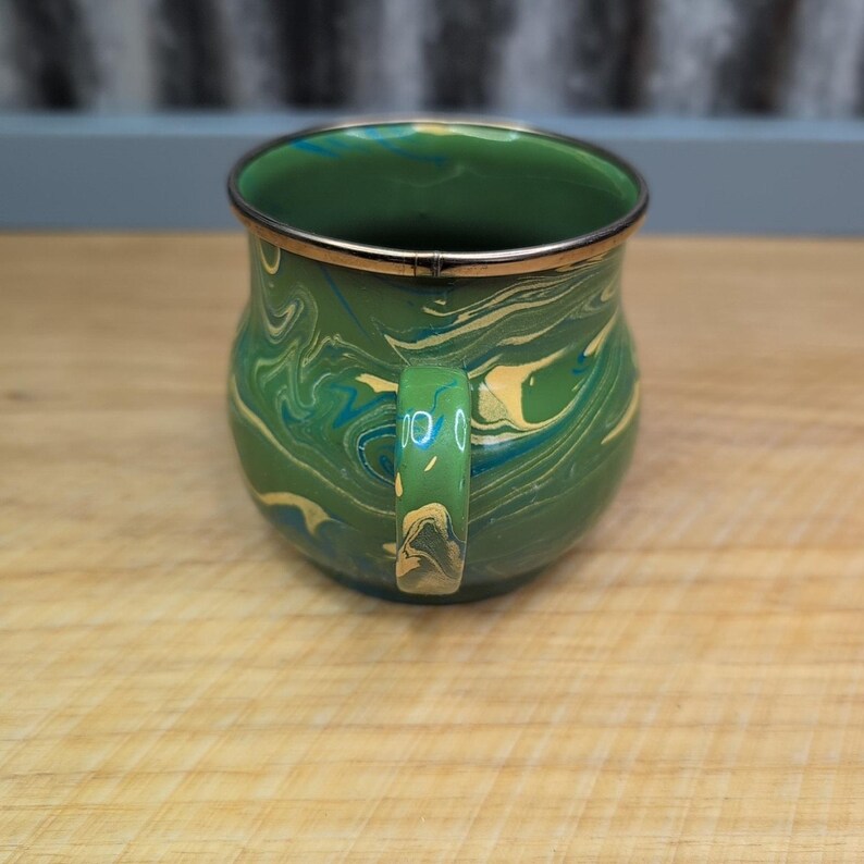 Vtg MacKenzie Childs Camp Green Marble Swirl Enamel Handled Mug 16 oz Retired immagine 2