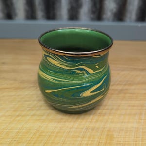 Vtg MacKenzie Childs Camp Green Marble Swirl Enamel Handled Mug 16 oz Retired immagine 4