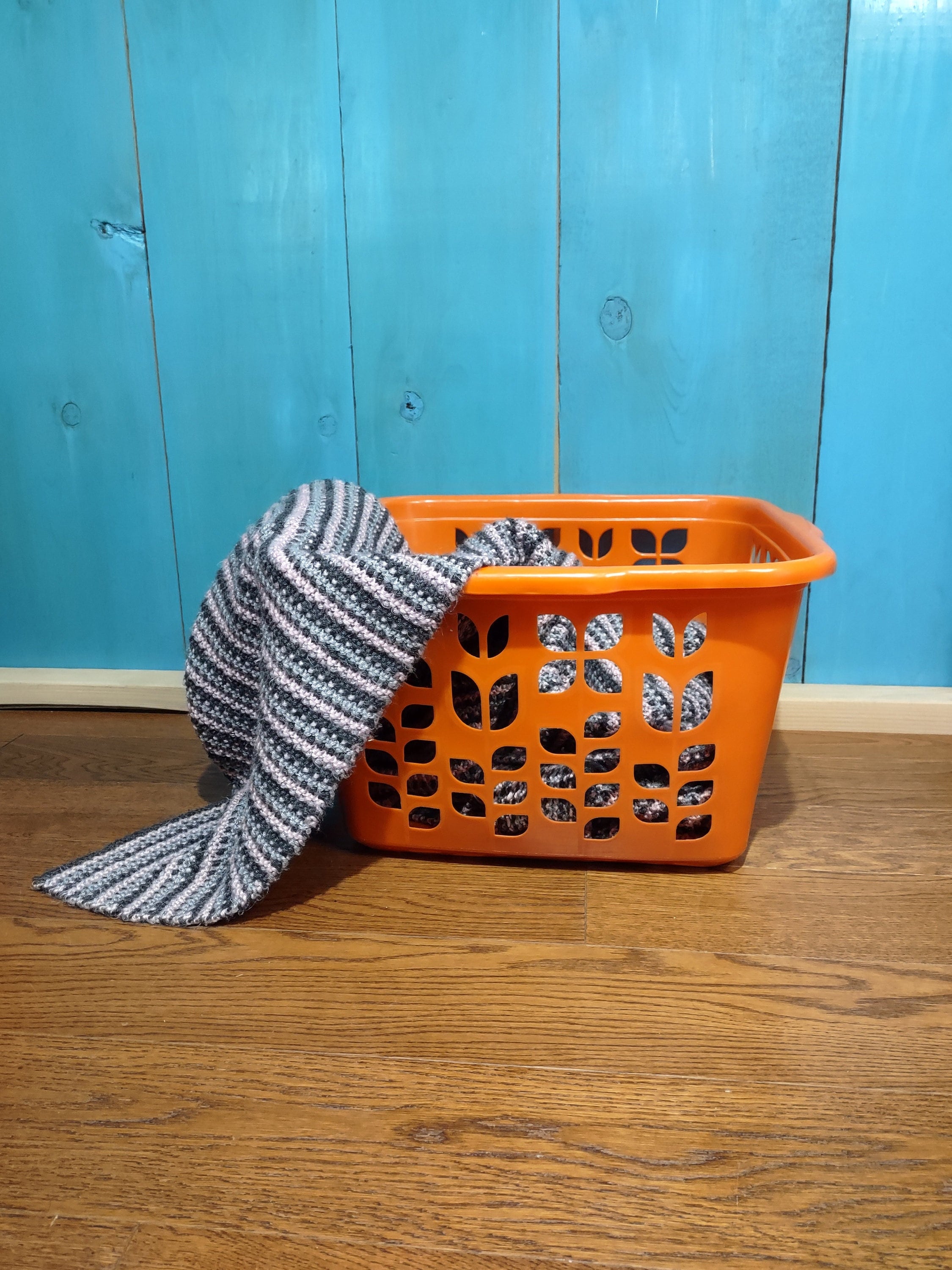 Vintage Rubbermaid Roughneck Tulip Design Orange Laundry Basket