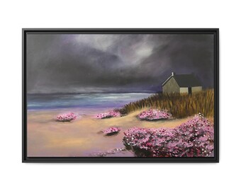 Stürmisches Küstenhaus mit rosa Blumen – Gerahmter Leinwanddruck | 36" x 24" (Querformat)