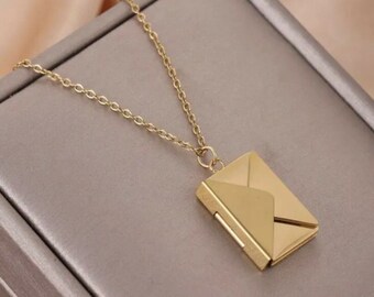 Gold Halskette mit Envelope Charm - I Love You Nachricht auf der Innenseite des Umschlags