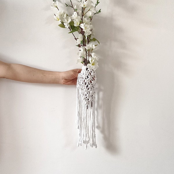 Macrame Bouquet Wrap for Hippie Wedding, Bridal Flower holder for Boho Bride, Bohemian Wedding Decor Accessory.