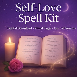 Könnte beinhalten: Ein digitaler Download Self-Love Spell Kit mit Ritualseiten und Journal-Prompts. Das Bild zeigt ein offenes Buch mit Text, eine brennende Kerze und eine rosa Rose vor einem lila Sternenhintergrund.