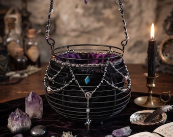 Gotischer Kessel-Altar-Opferkorb – 6x6 Schwarzer und violetter Samt-Drahtgeflechtkorb, Amethyst-Pendel, Hämatit-Kruzifixe, versteckte Anhänger