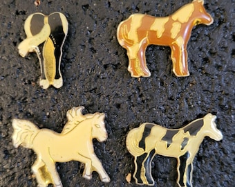 Vintage Emaille Pferde Pins Set - 4er Set - Reiter Anstecknadel, Sammler Pferde Schmuck, Retro Tier Broschen