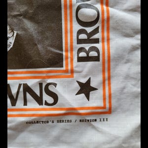Puede incluir: Tela blanca con la palabra "BROWNS" en letras grandes con contorno naranja. Tambi&eacute;n es visible la palabra "VNS". Una estrella negra est&aacute; al lado de la palabra "VNS". El texto "COLLECTOR'S SERIES / EDITION III" est&aacute; impreso en la parte inferior.