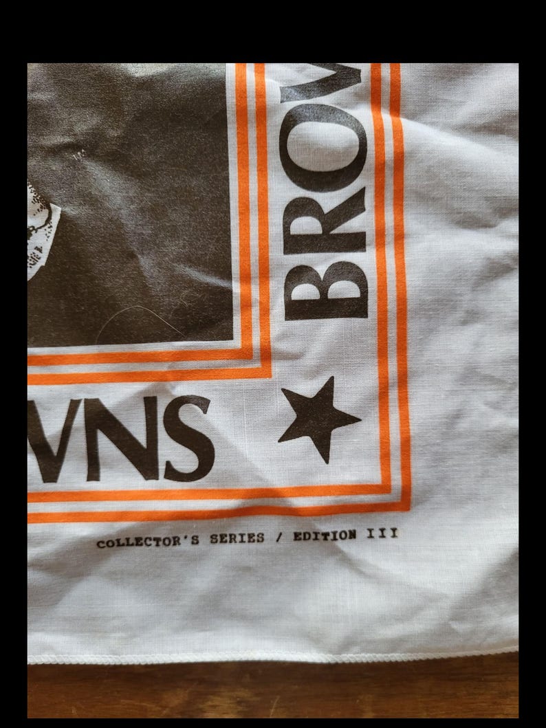 Puede incluir: Tela blanca con la palabra "BROWNS" en letras grandes con contorno naranja. Tambi&eacute;n es visible la palabra "VNS". Una estrella negra est&aacute; al lado de la palabra "VNS". El texto "COLLECTOR'S SERIES / EDITION III" est&aacute; impreso en la parte inferior.