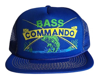 Vintage Bass Commando Trucker Hat – blauwe mesh snapback pet, grafische vissershoed, retro buitenmens cadeau jaren 80