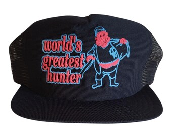 Casquette trucker vintage des années 80 « Le plus grand chasseur du monde » Casquette cadeau rétro en maille brodée amusante sur le devant en mousse noire